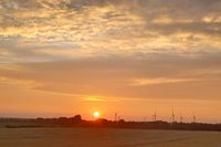 Cyra Wanner hat den Sonnenuntergang über den Feldern von Krummbek in kräftigen Orange- und Gelbtönen eingefangen.