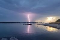 Ronja Homuth hat den Moment festgehalten, als ein Blitz über der ancora Marina den Abendhimmel spaltete.