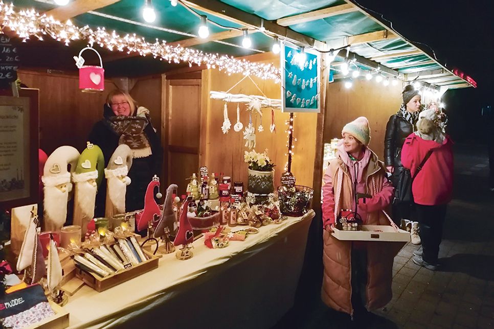 An den Ständen sorgen weihnachtliche Dekoartikel für leuchtende Augen.