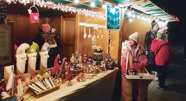 An den Ständen sorgen weihnachtliche Dekoartikel für leuchtende Augen.