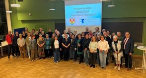 Vertreterinnen und Vertreter aus unterschiedlichen Bereichen - vom Schulsozialdienst über Jugendeinrichtungen, Verwaltung und Polizei bis zur Zivilgesellschaft - kamen zusammen, um Herausforderungen und vorhandene Ressourcen in den Blick zu nehmen.