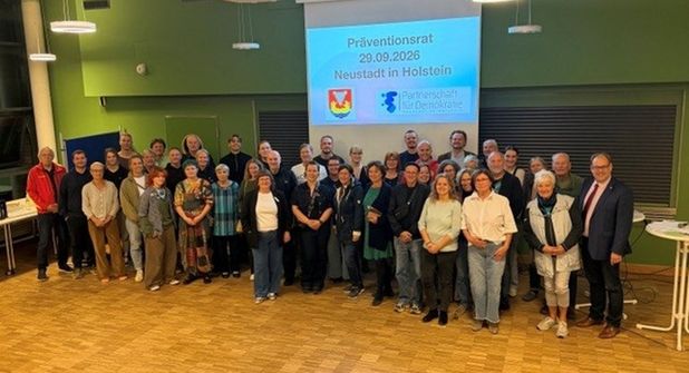 Vertreterinnen und Vertreter aus unterschiedlichen Bereichen - vom Schulsozialdienst über Jugendeinrichtungen, Verwaltung und Polizei bis zur Zivilgesellschaft - kamen zusammen, um Herausforderungen und vorhandene Ressourcen in den Blick zu nehmen.