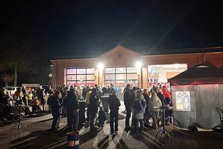 Pansdorfs Ortswehrführer Marco Krebs (re.) freut sich über die tolle Arbeit des Festausschusses, der ein abwechslungsreiches Programm für die ganze Familie zusammengestellt und organisiert hat.