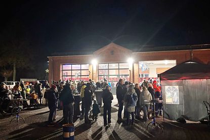 Pansdorfs Ortswehrführer Marco Krebs (re.) freut sich über die tolle Arbeit des Festausschusses, der ein abwechslungsreiches Programm für die ganze Familie zusammengestellt und organisiert hat.