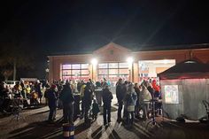 Pansdorfs Ortswehrführer Marco Krebs (re.) freut sich über die tolle Arbeit des Festausschusses, der ein abwechslungsreiches Programm für die ganze Familie zusammengestellt und organisiert hat.