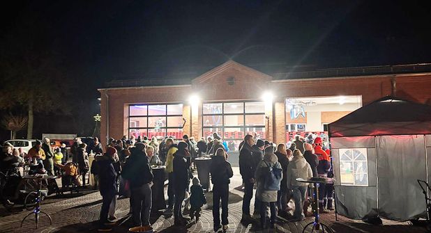 Pansdorfs Ortswehrführer Marco Krebs (re.) freut sich über die tolle Arbeit des Festausschusses, der ein abwechslungsreiches Programm für die ganze Familie zusammengestellt und organisiert hat.