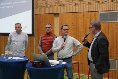 Stellten das Projekt vor (v. lks.): Oliver Pump, Projektleiter LBV.SH, Olaf Schöning, Bürgermeister der Gemeinde Schönwalde, sowie Ingenieur und Projektplaner Sven Osnabrügge. Durch den Abend führte Thomas Waldner, twkom, als Moderator.