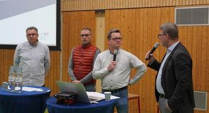 Stellten das Projekt vor (v. lks.): Oliver Pump, Projektleiter LBV.SH, Olaf Schöning, Bürgermeister der Gemeinde Schönwalde, sowie Ingenieur und Projektplaner Sven Osnabrügge. Durch den Abend führte Thomas Waldner, twkom, als Moderator.