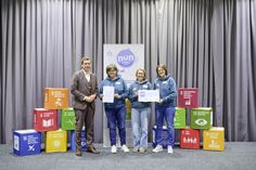 Staatssekretär Joschka Knuth mit dem pädagogischen Team des Erlebnis Bungsberg, Anja Wischnewski (Leitung), Sonja Strube und Dr. Sylvia Drews (v. lks.).