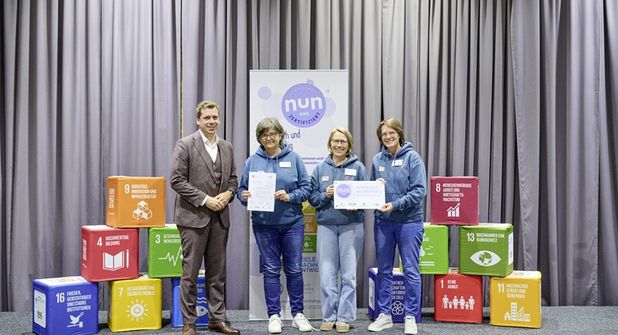 Staatssekretär Joschka Knuth mit dem pädagogischen Team des Erlebnis Bungsberg, Anja Wischnewski (Leitung), Sonja Strube und Dr. Sylvia Drews (v. lks.).