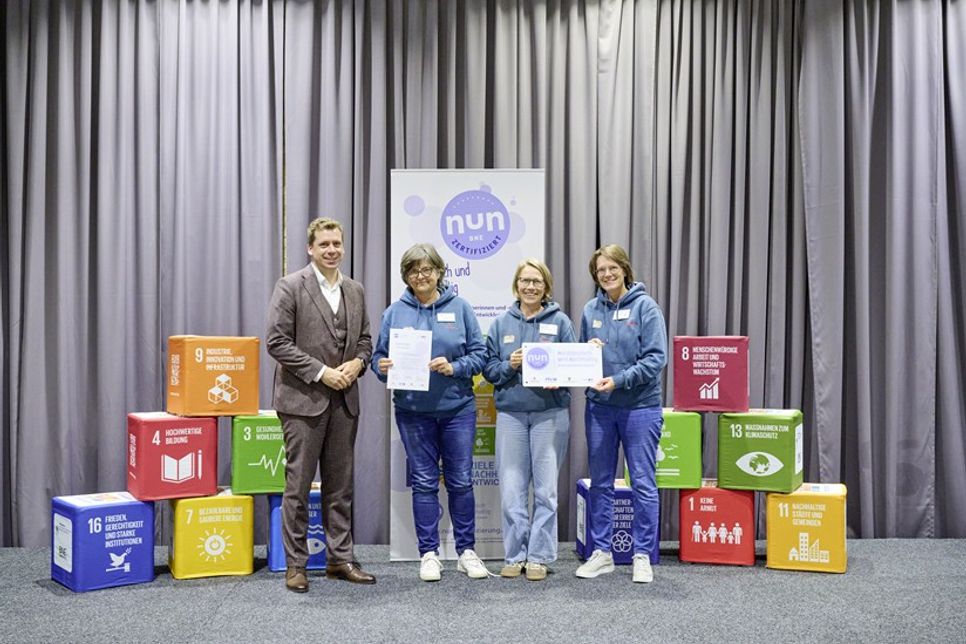 Staatssekretär Joschka Knuth mit dem pädagogischen Team des Erlebnis Bungsberg, Anja Wischnewski (Leitung), Sonja Strube und Dr. Sylvia Drews (v. lks.).