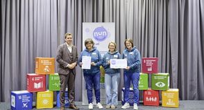 Staatssekretär Joschka Knuth mit dem pädagogischen Team des Erlebnis Bungsberg, Anja Wischnewski (Leitung), Sonja Strube und Dr. Sylvia Drews (v. lks.).