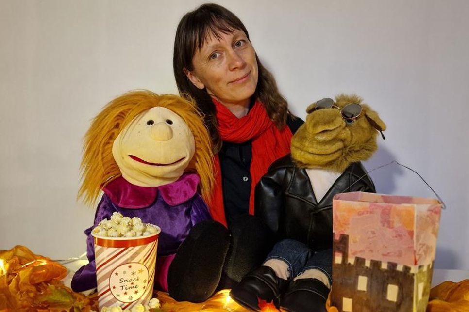 Petra Sander mit Matilda und Jay-John bei den Vorbereitungen zur Lichtparty.