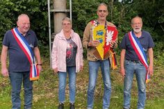 Manfred Stoll (2. v. r.) wurde zum neuen König des Bürgervogelschießens gekrönt. Gemeinsam mit seinen Adjutanten Karl-Jürgen „Kalli“ Wulf (lks.), Horst Kahl (re.) und seiner Frau Kirsten Stoll präsentierte er sich stolz der Öffentlichkeit.
