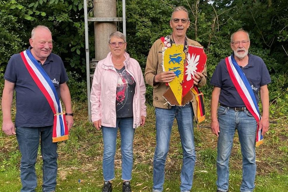 Manfred Stoll (2. v. r.) wurde zum neuen König des Bürgervogelschießens gekrönt. Gemeinsam mit seinen Adjutanten Karl-Jürgen „Kalli“ Wulf (lks.), Horst Kahl (re.) und seiner Frau Kirsten Stoll präsentierte er sich stolz der Öffentlichkeit.