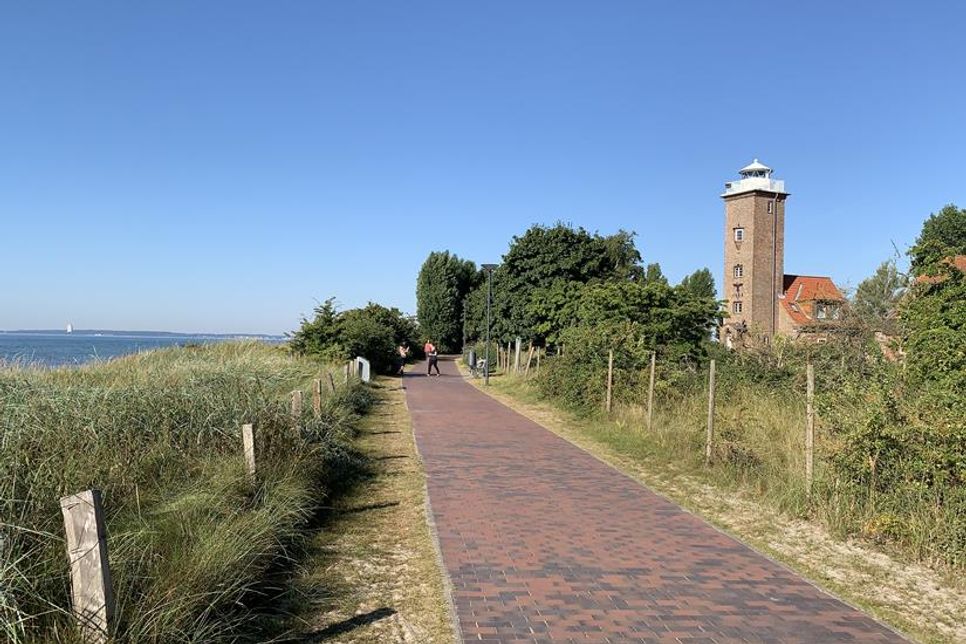 Der Leuchtturm Pelzerhaken ist ein fester Bestandteil der Küstenlandschaft – und ein beliebtes Motiv für Spaziergänger auf der Promenade zwischen Pelzerhaken und Rettin.