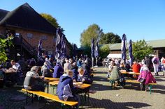 Der Museumshof war bei bestem Wetter ein Anlaufpunkt für viele fröhliche Menschen.