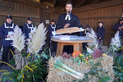 Bei der Segnung durch Pastor Hans Hillmann wurde Gott für die Schöpfung gedankt. Das Brot wurde im Anschluss geschnitten und verteilt.