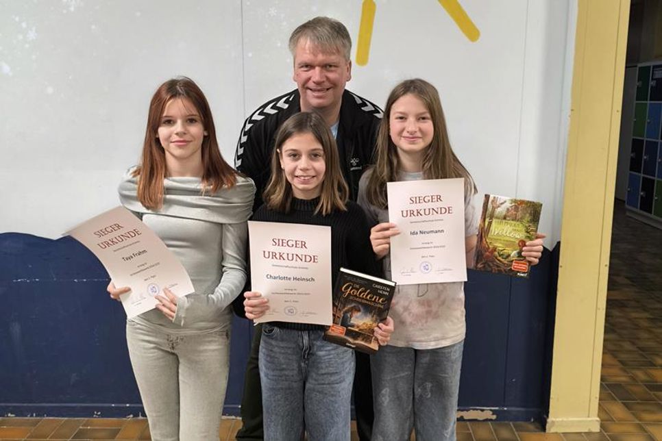Taya Frahm, Charlotte Heinsch und Ida Neumann (v. lks.) erhielten eine Urkunde und einen Buchpreis von Jurymitglied Joachim Storm.