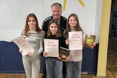 Taya Frahm, Charlotte Heinsch und Ida Neumann (v. lks.) erhielten eine Urkunde und einen Buchpreis von Jurymitglied Joachim Storm.