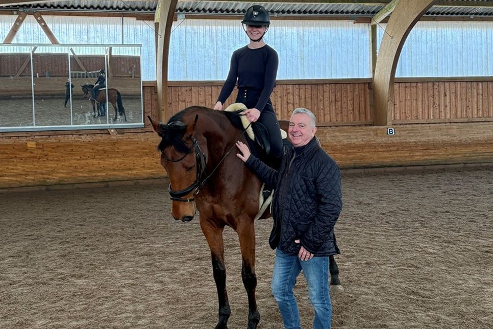 Jo Isabelle Flor auf ihrem Pferd „Hazel“ mit dem FN-Richter Frank Gerhardt.