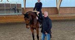 Jo Isabelle Flor auf ihrem Pferd „Hazel“ mit dem FN-Richter Frank Gerhardt.