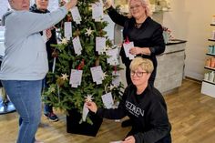 Angelika Fleth und Birgrit Prüß von der Fehmarn-Tafel (links) sowie Janett Teipelke und Anja Schwarze (rechts) vom Friseursalon.