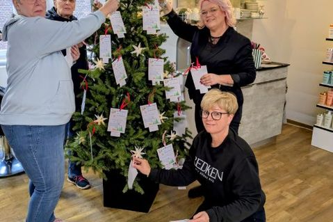 Angelika Fleth und Birgrit Prüß von der Fehmarn-Tafel (links) sowie Janett Teipelke und Anja Schwarze (rechts) vom Friseursalon.