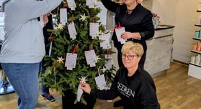 Angelika Fleth und Birgrit Prüß von der Fehmarn-Tafel (links) sowie Janett Teipelke und Anja Schwarze (rechts) vom Friseursalon.