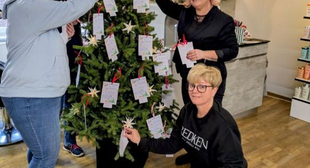 Angelika Fleth und Birgrit Prüß von der Fehmarn-Tafel (links) sowie Janett Teipelke und Anja Schwarze (rechts) vom Friseursalon.