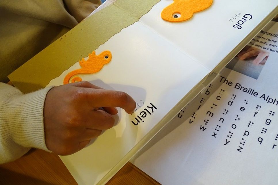Versuch Brailleschrift zu fühlen. (Foto: Heike Rhein)