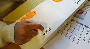 Versuch Brailleschrift zu fühlen. (Foto: Heike Rhein)
