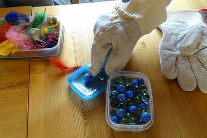 Federn oder Zahnstocher mit einem Handschuh zu greifen ist gar nicht so einfach. (Foto: Heike Rhein)