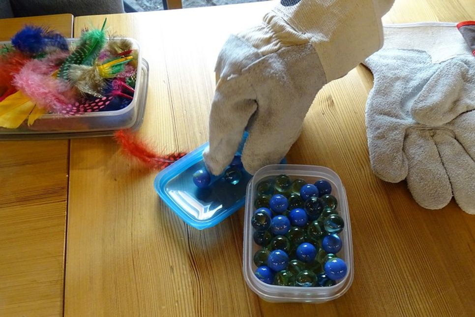 Federn oder Zahnstocher mit einem Handschuh zu greifen ist gar nicht so einfach. (Foto: Heike Rhein)