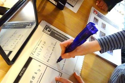 Der vibrierende Stift simuliert eine zittrige Hand.