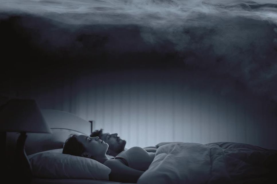 Besonders nachts ist die Gefahr groß: Da der Geruchssinn des Menschen im Schlaf inaktiv ist, wird ein Brand gar nicht oder zu spät wahrgenommen. Rauchmelder warnen frühzeitig und verschaffen so genug Zeit, um aus dem Haus zu fliehen.