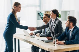 Ein Anzug muss nicht sein, aber gepflegt und dem Beruf entsprechend sollte der Auftritt schon wirken. Wer gut vorbereitet ist und eigene Fragen stellt, macht im Gespräch einen starken Eindruck.