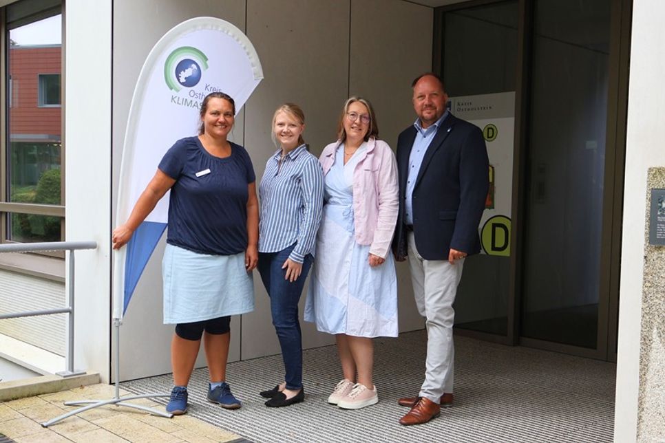Landrat Timo Gaarz (re.) freut sich gemeinsam mit Mareike Jagszent (lks.), Klimaschutzkoordinatorin des Kreises Ostholstein, sowie Nina Zölck (2. v. lks.) und Carina Vogel von der Verbraucherzentrale Schleswig-Holstein über das neue Angebot der kostenfreien Energieberatung vor Ort.