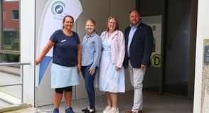 Landrat Timo Gaarz (re.) freut sich gemeinsam mit Mareike Jagszent (lks.), Klimaschutzkoordinatorin des Kreises Ostholstein, sowie Nina Zölck (2. v. lks.) und Carina Vogel von der Verbraucherzentrale Schleswig-Holstein über das neue Angebot der kostenfreien Energieberatung vor Ort.