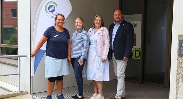 Landrat Timo Gaarz (re.) freut sich gemeinsam mit Mareike Jagszent (lks.), Klimaschutzkoordinatorin des Kreises Ostholstein, sowie Nina Zölck (2. v. lks.) und Carina Vogel von der Verbraucherzentrale Schleswig-Holstein über das neue Angebot der kostenfreien Energieberatung vor Ort.
