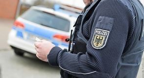 Wer Angaben zum Unfallhergang, zu dem gesuchten Lkw oder dessen Fahrer machen kann, wird gebeten, sich bei der Polizeistation Großenbrode zu melden.