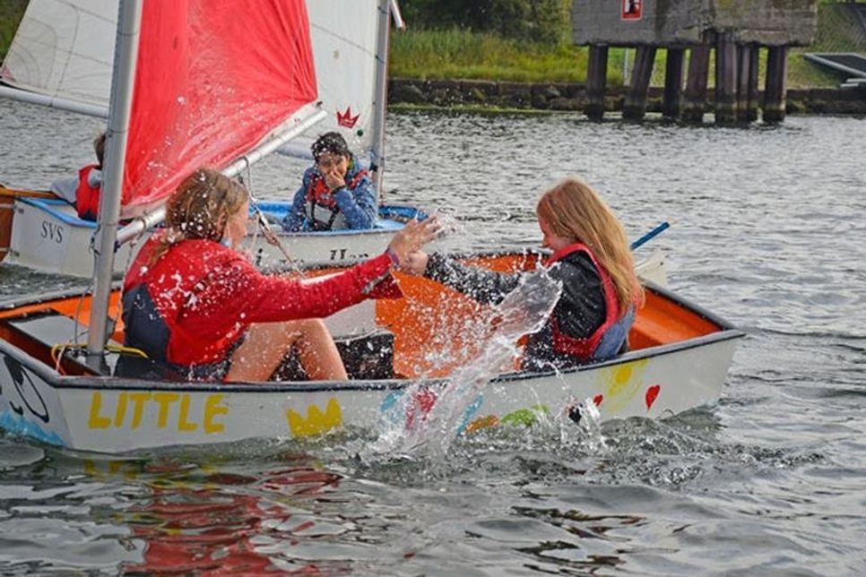 Die Quintaner des Gymnasiums in Wellingdorf haben ihre ersten, teils spritzigen Erfahrungen beim Opti-Segeln auf der Förde gesammelt