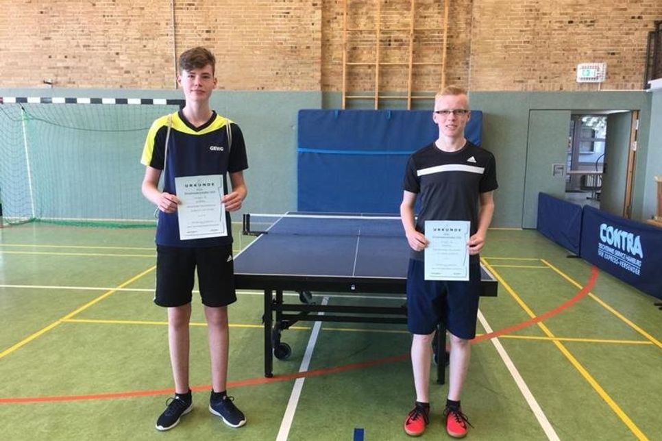 In Ratekau fanden die Kreismeisterschaften der Tischtennis-Jugend statt. Mit von der Partie war auch Paul Schellenberger (lks.) vom ESV Neustadt, der im Einzel der U18 den sechsten Platz belegte und im Doppel gemeinsam mit Jannick Schuldt (re.) vom Griebeler SV auf dem dritten Rang landete. (red)