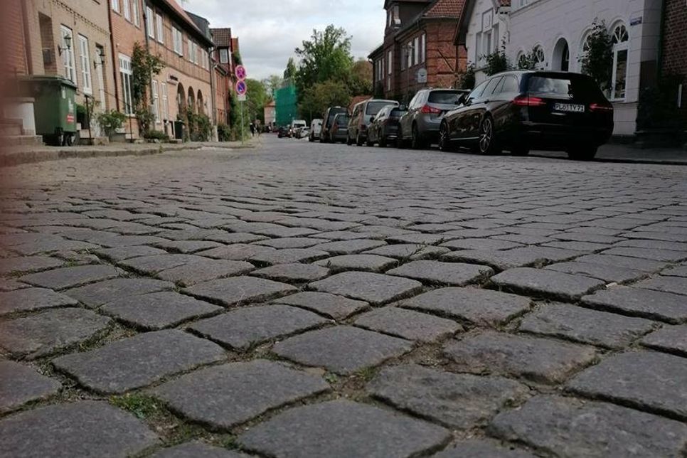 Pflaster mit Charakter: In der Stolbergstraße wird das typische Kopfsteinpflaster wiederverlegt werden, in der Lübecker Straße soll es lediglich an den Seiten in der geschliffenen bzw. gesägten Variante verlegt werden.