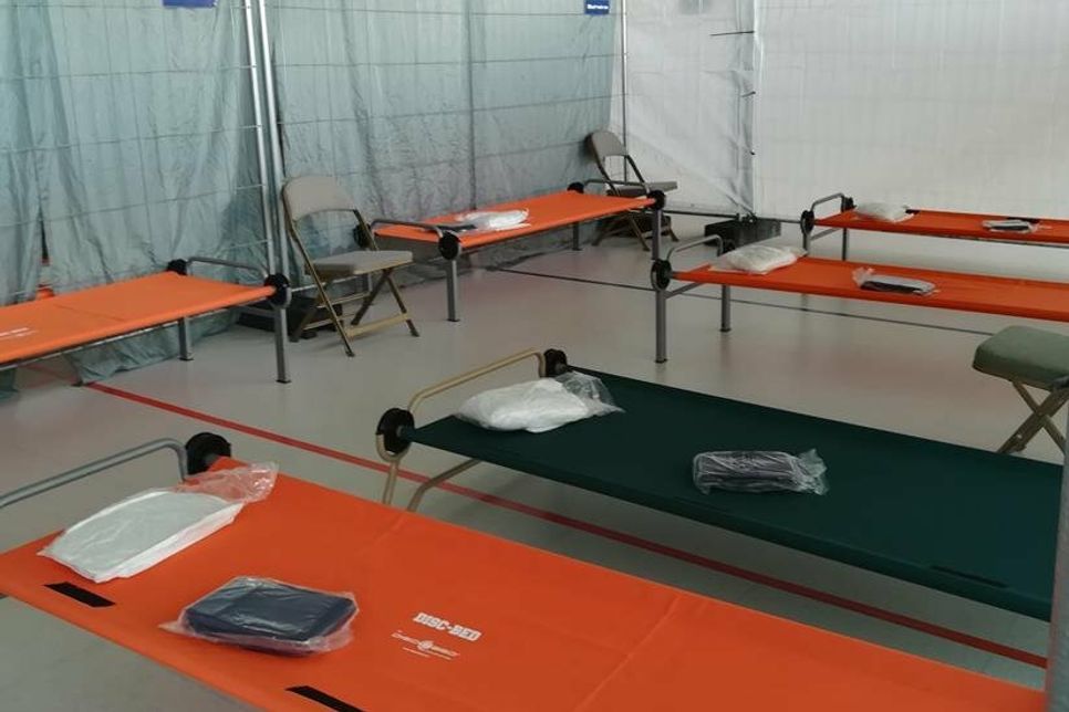 So sah es in der Notunterkunft in der Gildehalle in Grömitz während des Aufbaus aus. (Foto: Annika Sommerfeld, Kreis Ostholstein)