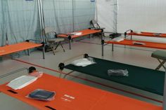 So sah es in der Notunterkunft in der Gildehalle in Grömitz während des Aufbaus aus. (Foto: Annika Sommerfeld, Kreis Ostholstein)