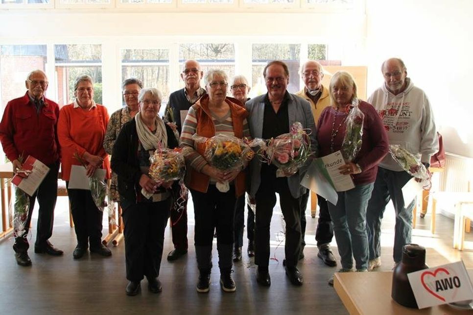 Ein Teil der geehrten Mitglieder für 10, 20, 25, 30, 40 und 45 Jahre Mitgliedschaft im Ortsverband.