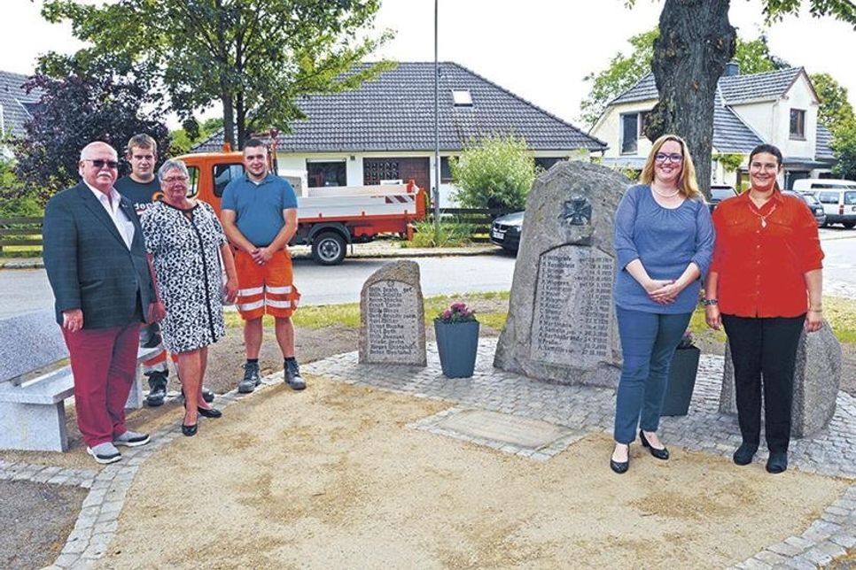 Freuen sich über die gelungene Neugestaltung des Luschendorfer Ehrenmals: Ratekaus stellvertretender Bürgermeister Heinz-Klaus Drews (v.l.), Christoph Hardt und Thorge Boller vom Bauhof Ratekau mit Bürgervorsteherin Gaby Spiller sowie Dorfvorsteherin Simone Bannow und ihre 3. Stellvertreterin Mirja Hollweck (r.).