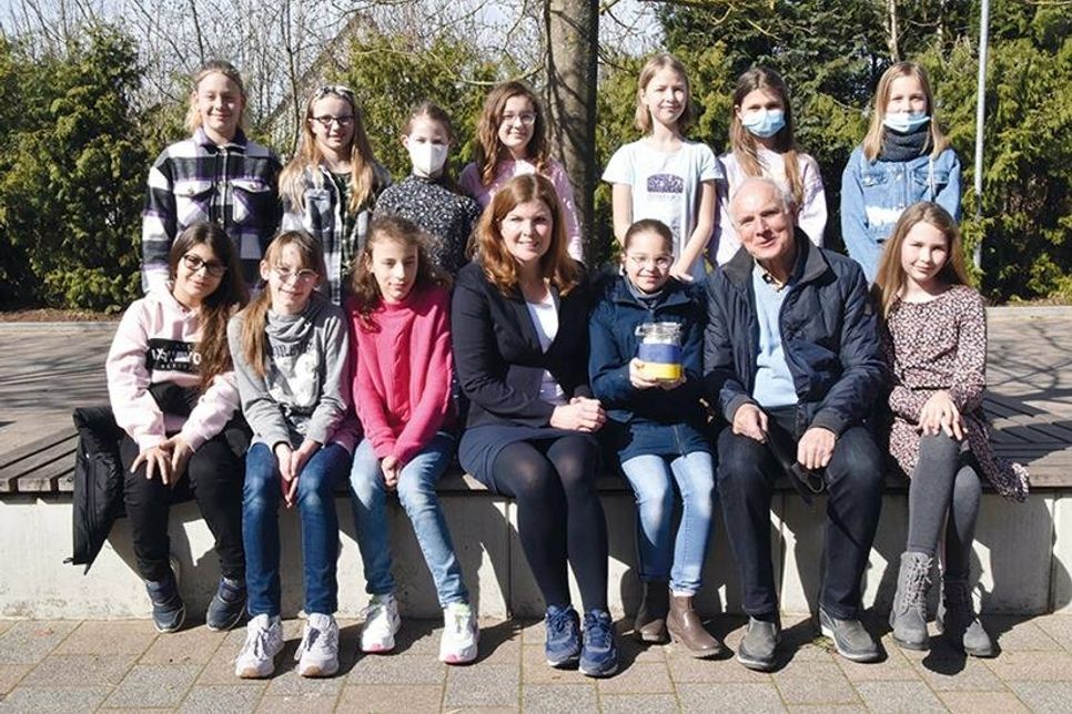 Spendenübergabe der Fünftklässlerinnen an Volker Olbers, Vorsitzender der Bürgerstiftung Stockelsdorf, der gemeinsam mit Bürgermeisterin Julia Samtleben für den neu gegründeten „Ukraine Hilfsfonds“ wirbt.