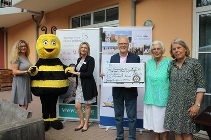 Maitreya Gipser, Mutmach-Hummel Oya, Ulrike Baumann, Dr. Heinz Noftz, Elisabeth Frahm und Gabriele Pötschke (v. lks.) trafen sich zur Spendenübergabe.